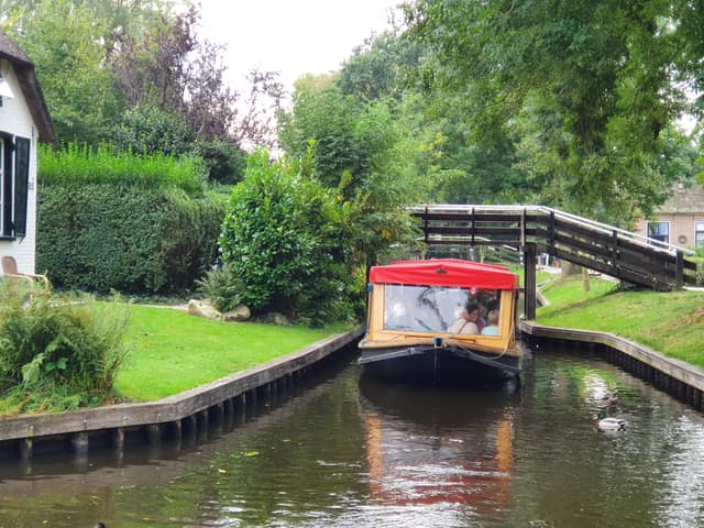 rondvaartboot vaart door centrum giethoorn