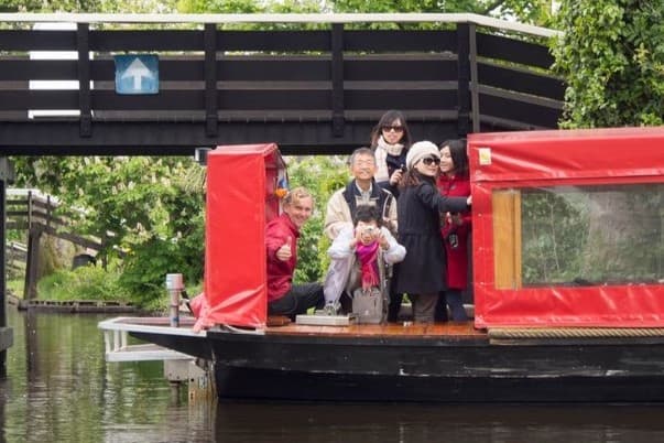 schipper giethoorn met passagiers