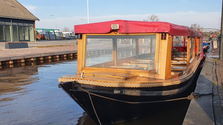 voorkant rondvaartboot giethoorn