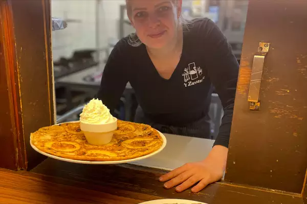 yvonne serveert pannenkoek giethoorn