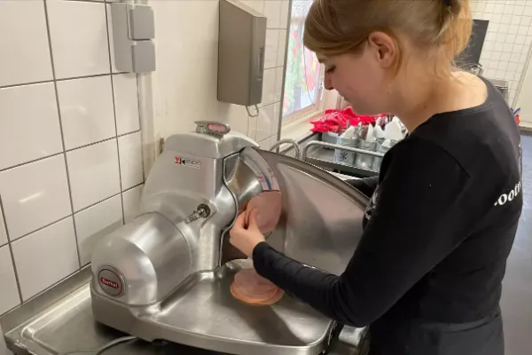 yvonne snijdt ham keuken giethoorn