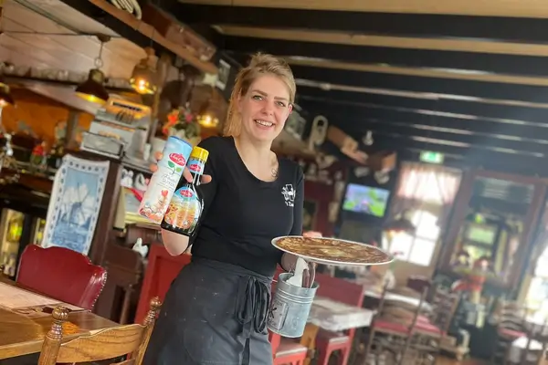 yvonne bediening zwaantje serveert pannenkoek