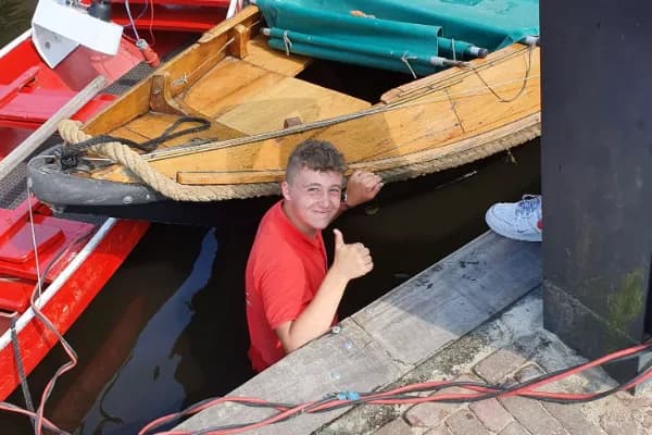 botenjongen in het water in giethoorn