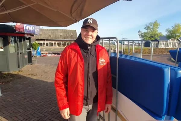 botenjongen met kussens voor sloep boot in giethoorn